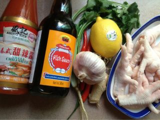 1、泰式凤爪,如图准备食材洗净切好备用