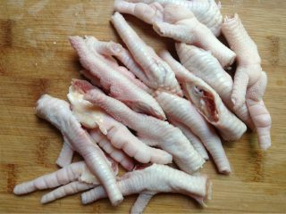 2、泰式凤爪,如图鸡爪洗净去脚趾，一分为二