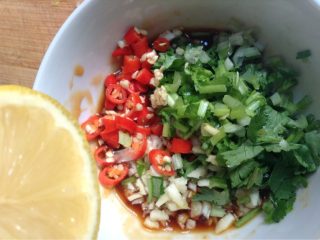 5、泰式凤爪,如图将鱼露，泰式甜辣酱，酱油，朝天椒，盐，蒜茸，香菜，挤入柠檬水调成酱料汁