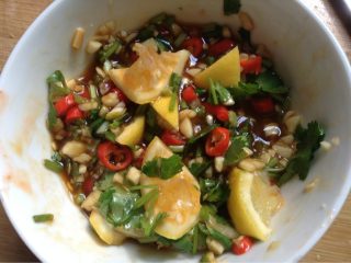 6、泰式凤爪,如图把挤干水的柠檬也切好一起放入酱料汁里搅拌均匀