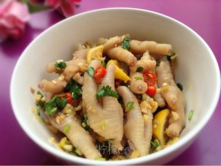 7、泰式凤爪,如图将鸡爪捞出控干水分，拌入酱料汁即可