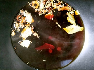 1、虎皮鸡爪,先取一锅清水放入八角、香叶、白芷、肉蔻、山楂、小茴香、丁香、桂皮、花椒、陈皮~老抽两勺熬成卤水~