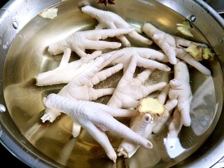 4、虎皮鸡爪,取一锅清水放入鸡爪两瓶料酒水开再煮5分钟~