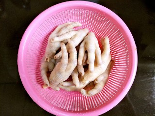 5、虎皮鸡爪,捞起冲去浮沫滤干水分~
