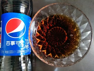 6、虎皮鸡爪,准备一碗可乐（甜酒酿、蜂蜜都可以）直接抹上老抽也行~
