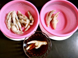 7、虎皮鸡爪,将鸡爪一个个均匀裹上可乐晾干~