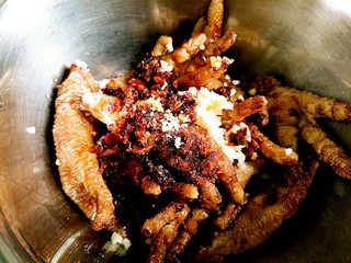 11、虎皮鸡爪,泡好捞起，调入油辣椒~蒜末~生抽~盐巴适量拌均匀~（以个人口味爱好调味）