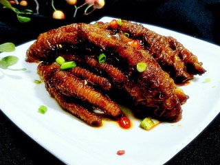 12、虎皮鸡爪,装盘撒上葱花，开吃咯????