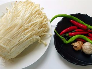 1、3分钟快手菜凉拌金针菇 ,1. 备好食材：金针菇、辣椒、蒜头。