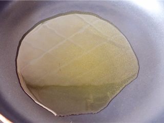 6、3分钟快手菜凉拌金针菇 ,5. 锅里放适量油煮开，关火。