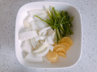 3、清蒸黄鱼,准备好姜片，洋葱，葱结。