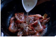 3、麻辣干锅虾,把鲜虾倒入锅内，翻炒几下，加入料酒，继续翻炒