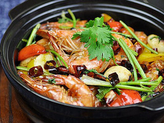 5、麻辣干锅虾,出锅后撒上香菜，美味的菜肴出锅了