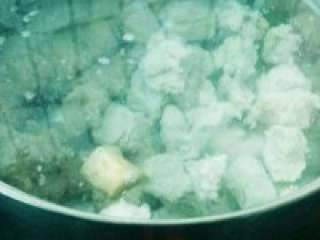 1、自制【麻辣火锅】,排骨焯水洗干净在锅里加满水大 火烧开小火慢慢炖，我炖了一个半小时，排骨用来下锅，汤用来涮菜 。