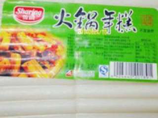 2、自制【麻辣火锅】,准备好的火锅年糕。