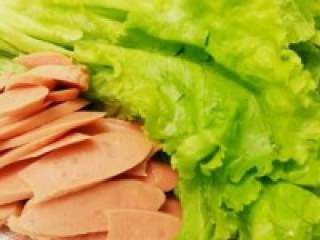 3、自制【麻辣火锅】,生菜洗干净，火腿肠切片。