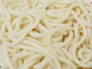 4、自制【麻辣火锅】,准备好的粉条。