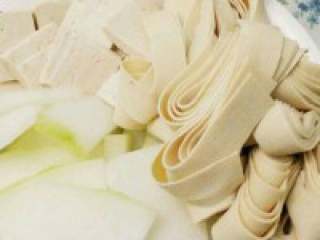 5、自制【麻辣火锅】,冬瓜切片，豆腐切了块，豆腐皮打结。