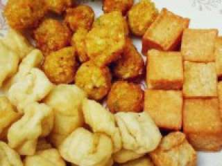 6、自制【麻辣火锅】,准备好的油豆腐和丸子。