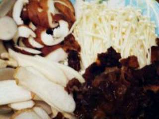 7、自制【麻辣火锅】,准备好的各种蘑菇都洗干净。