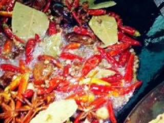 8、自制【麻辣火锅】,下油锅炒香加一大块冰糖。