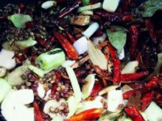 9、自制【麻辣火锅】,放入葱，姜，蒜。