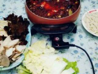 11、自制【麻辣火锅】,等汤烧开。