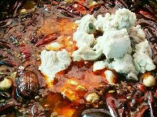 10、自制【麻辣火锅】,倒入利仁电火锅中可以加入排骨 和排骨汤了，再加一包德庄料包， 这样红油什么的就足了。