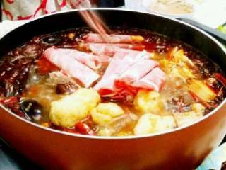 12、自制【麻辣火锅】,在放入牛肉卷，来小火慢慢煮着吃了。