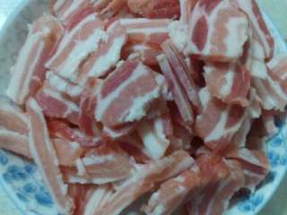 1、韩式烤肉,将五花肉切片备用。