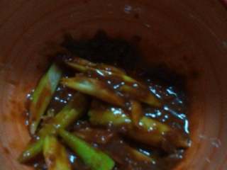 4、韩式烤肉,酱料中加入葱就可以了。