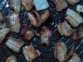 5、韩式烤肉,锅热后，放上肉片，洋葱，蒜，肉熟了即可食用。