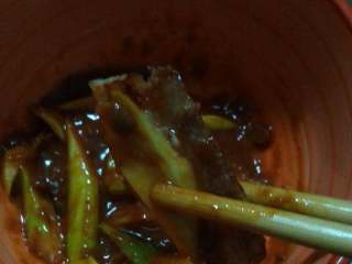 6、韩式烤肉,肉和蘸料，葱一起食用味道更好。