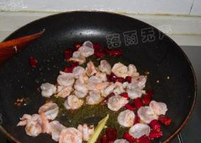 6、出水芙蓉虾仁,放入虾仁滑炒一下