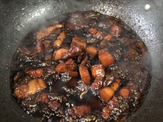 6、秘制红烧肉-“米饭杀手”,最后开大火收一下汤汁至浓稠