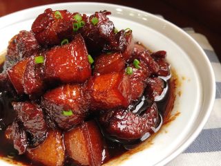 8、秘制红烧肉-“米饭杀手”,香喷喷的红烧肉就做好啦，开动