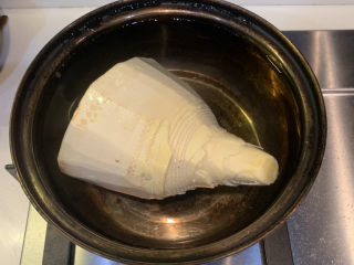 2、春笋炒腊肉,锅里加入清水，放入春笋，煮开后捞出