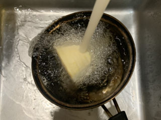 3、春笋炒腊肉,用冷水，浸泡10分钟