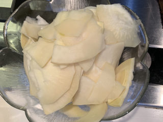 4、春笋炒腊肉,再把春笋切成春笋片