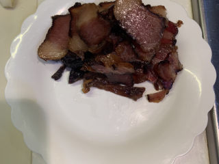 6、春笋炒腊肉,把腊肉切片