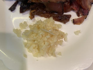 7、春笋炒腊肉,2个蒜，切成蒜粒