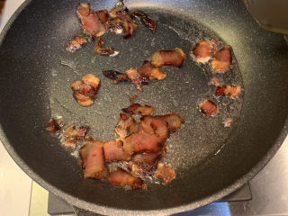 9、春笋炒腊肉,开小火，放入腊肉翻炒均匀