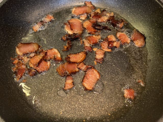 10、春笋炒腊肉,炒到起虎皮