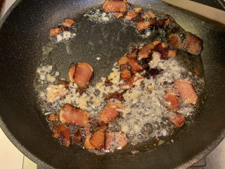 11、春笋炒腊肉,放入蒜粒，一起翻炒出香味，小火