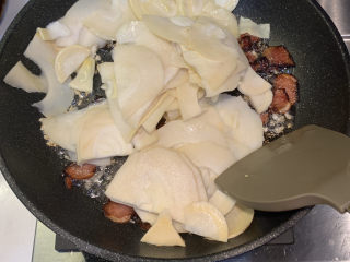 12、春笋炒腊肉,再放入笋片翻炒均匀