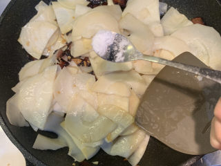 13、春笋炒腊肉,放入半勺盐