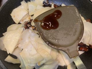 14、春笋炒腊肉,放入半勺蚝油