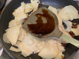 15、春笋炒腊肉,放入半勺生抽