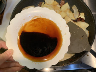 16、春笋炒腊肉,用半勺老抽兑水，延边淋入锅中