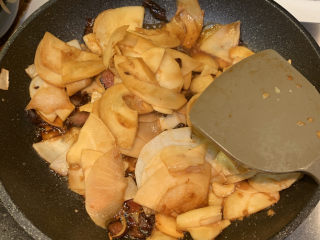 17、春笋炒腊肉,大火翻炒，把香味炒出即可出锅